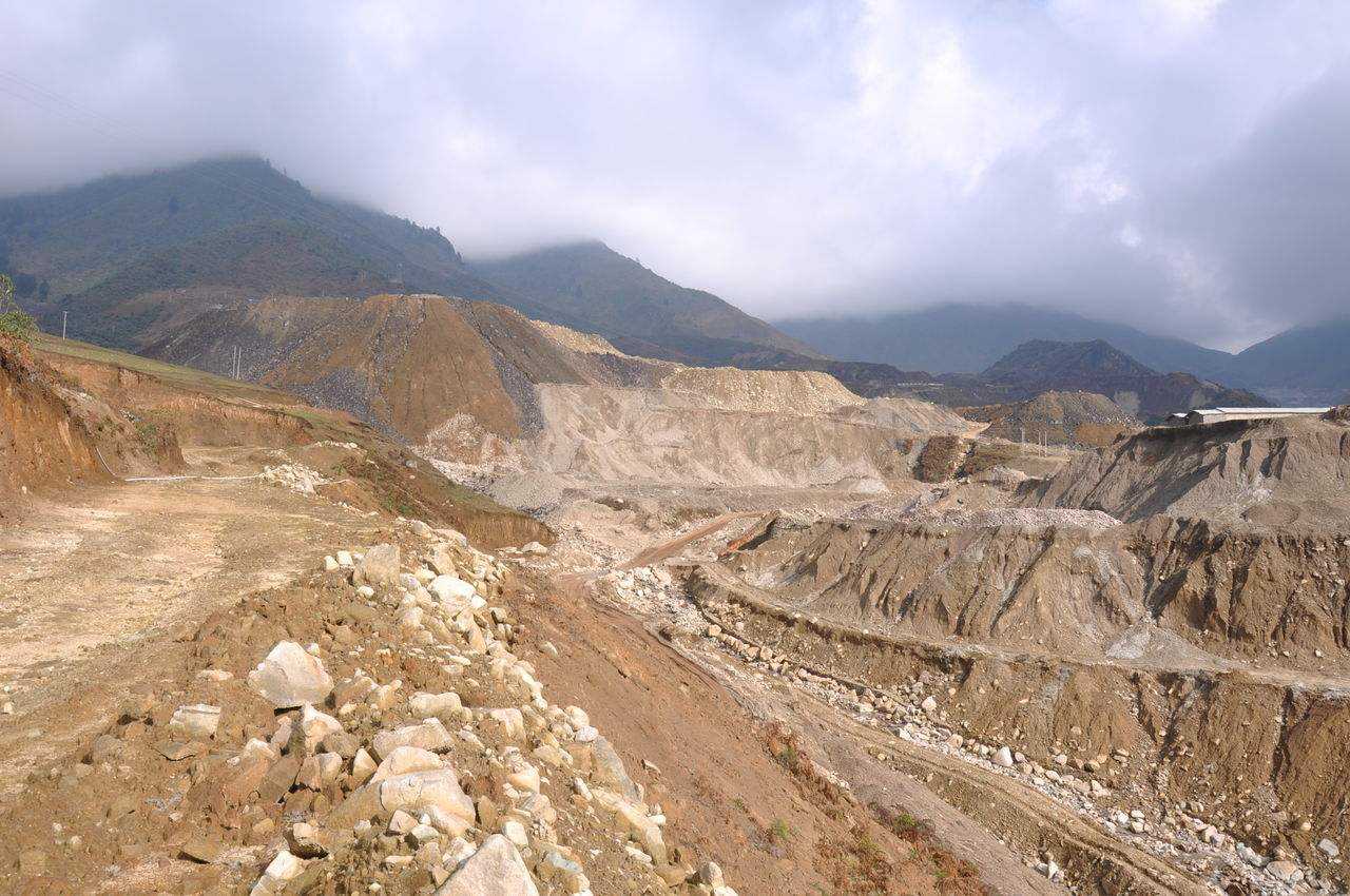 新疆稀土矿图片